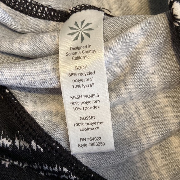 Athleta Relay Zig Zag Black & White Athleisure Athletic Mesh Capri Leggings 4407 - Picture 10 of 12